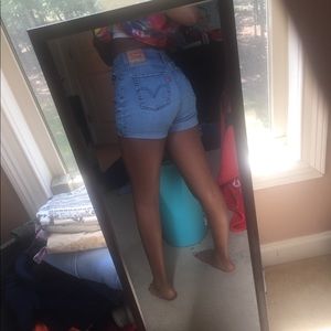 Levi’s high waisted shorts fits size 3-4